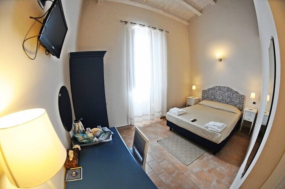 Deluxe Double Room, Sea View | Minibar, desk, cribs/infant beds, rollaway beds