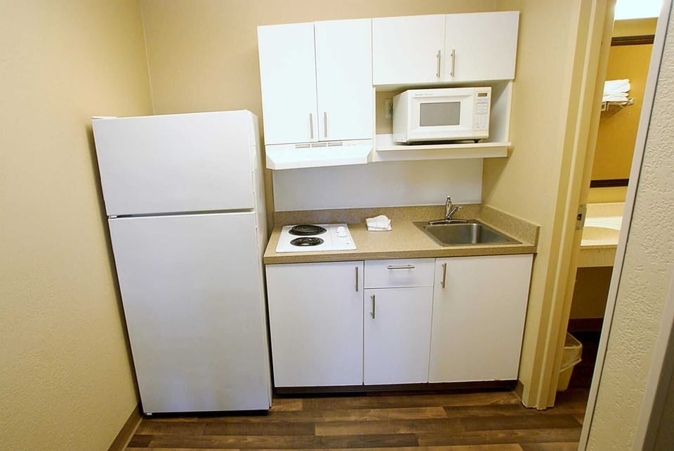 Full-size fridge, microwave, stovetop
