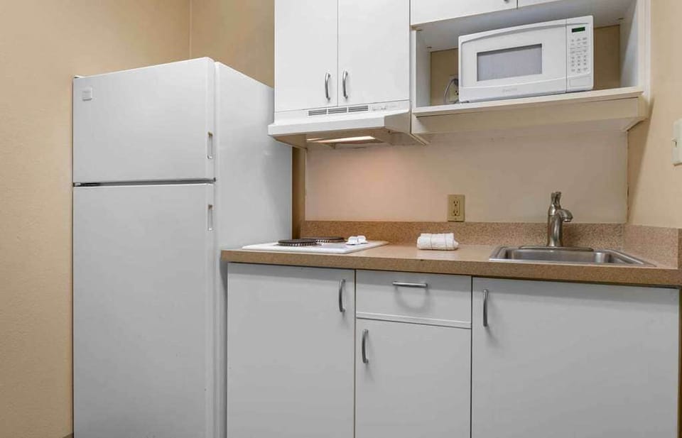 Room, 2 Double Beds, Non Smoking, Kitchen | Private kitchen | Full-size fridge, microwave, stovetop, coffee/tea maker