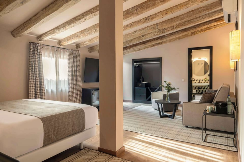 Studio Suite | Premium bedding, in-room safe, desk, blackout drapes