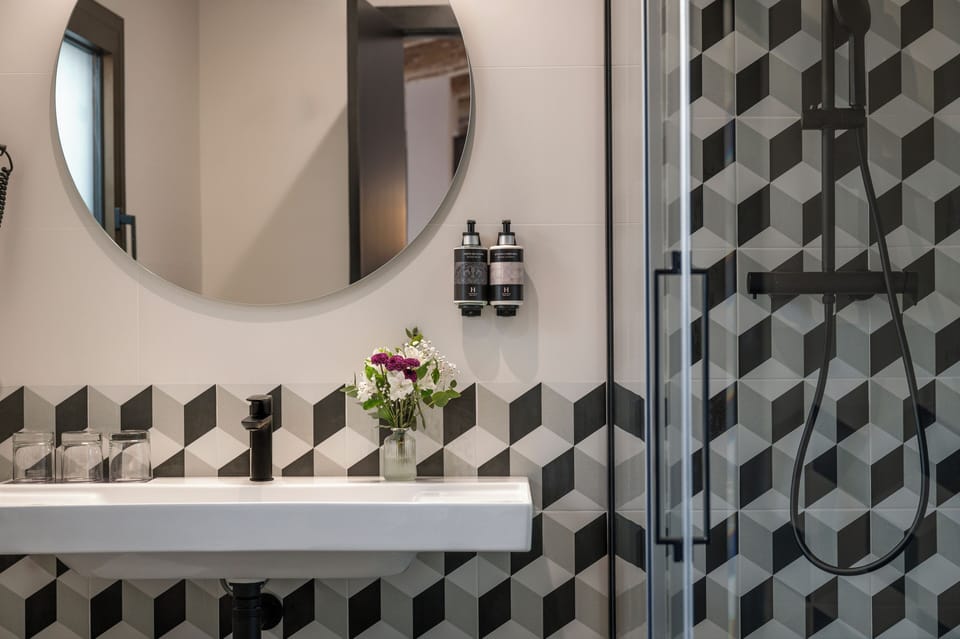 Studio Suite | Bathroom | Shower, free toiletries, hair dryer, towels