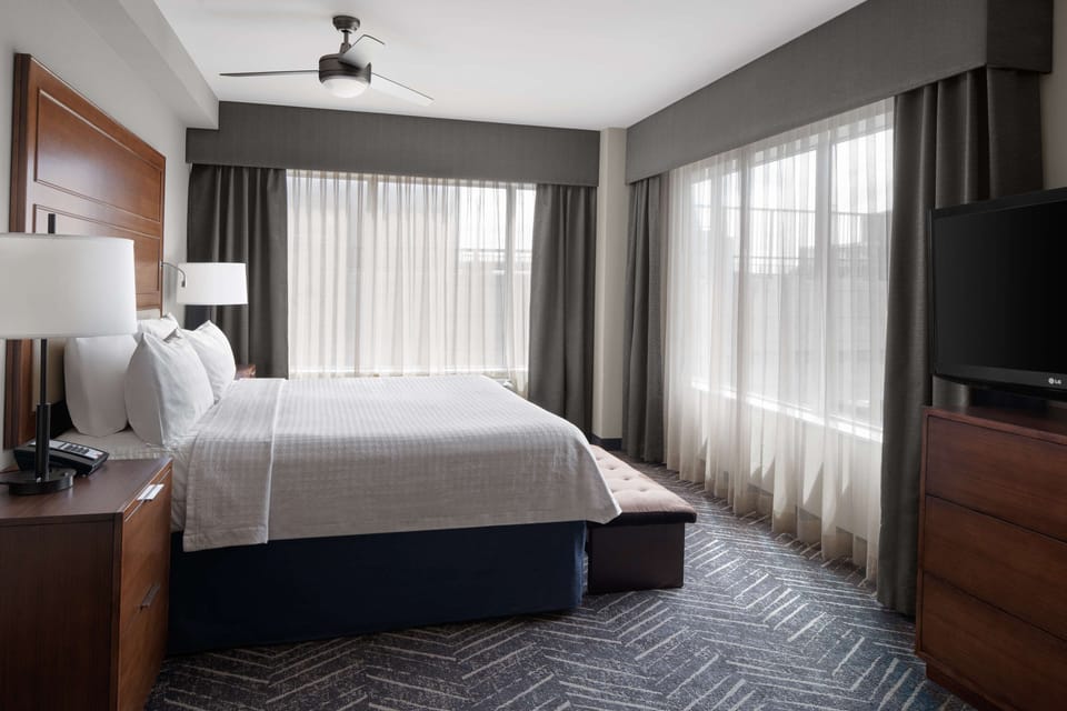 Suite, 1 King Bed, Non Smoking, Corner | In-room safe, desk, cribs (free), WiFi (free)
