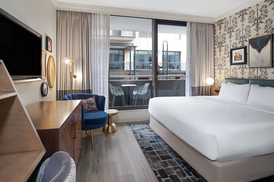 Premium Room, 1 King Bed | In-room safe, desk, blackout drapes, soundproofing