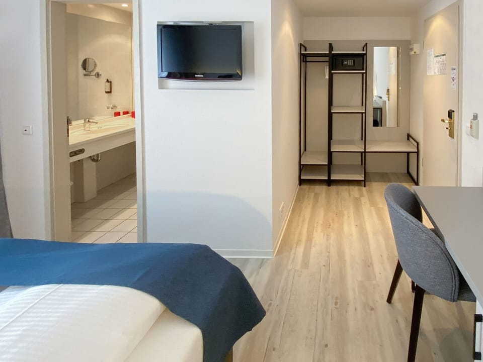 Comfort Double Room | Hypo-allergenic bedding, minibar, desk, blackout drapes