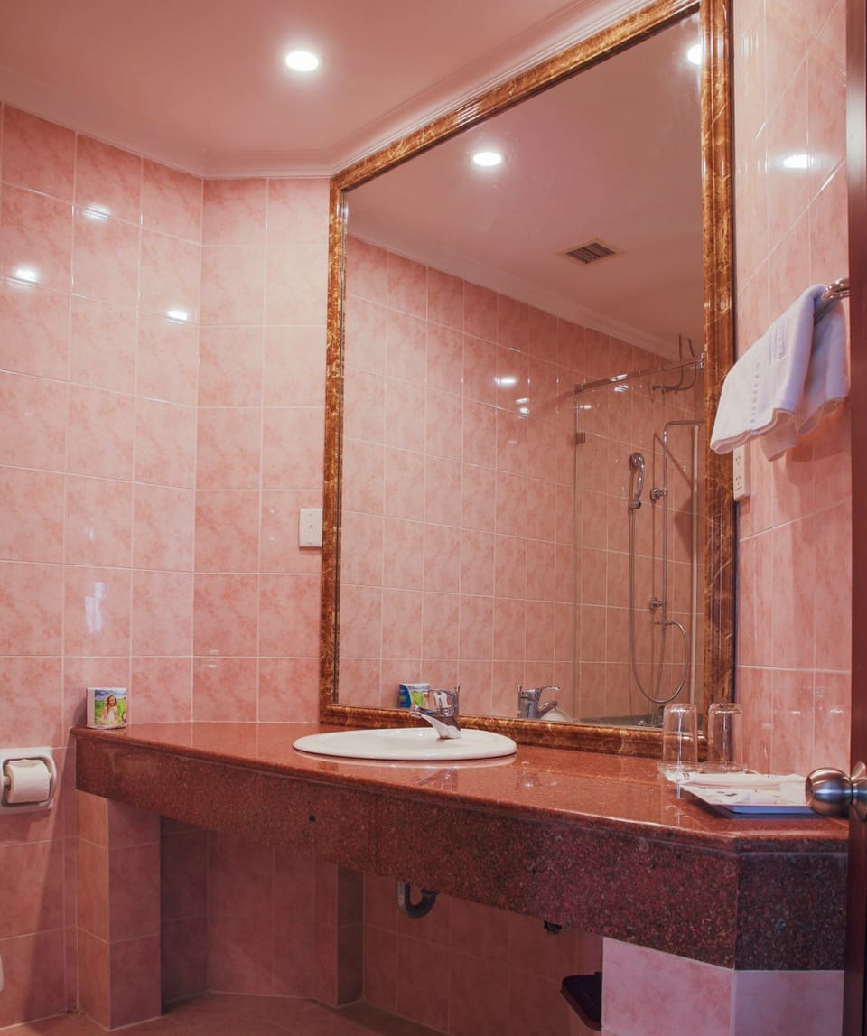 Victoria Suite | Bathroom | Combined shower/tub, rainfall showerhead, free toiletries, hair dryer