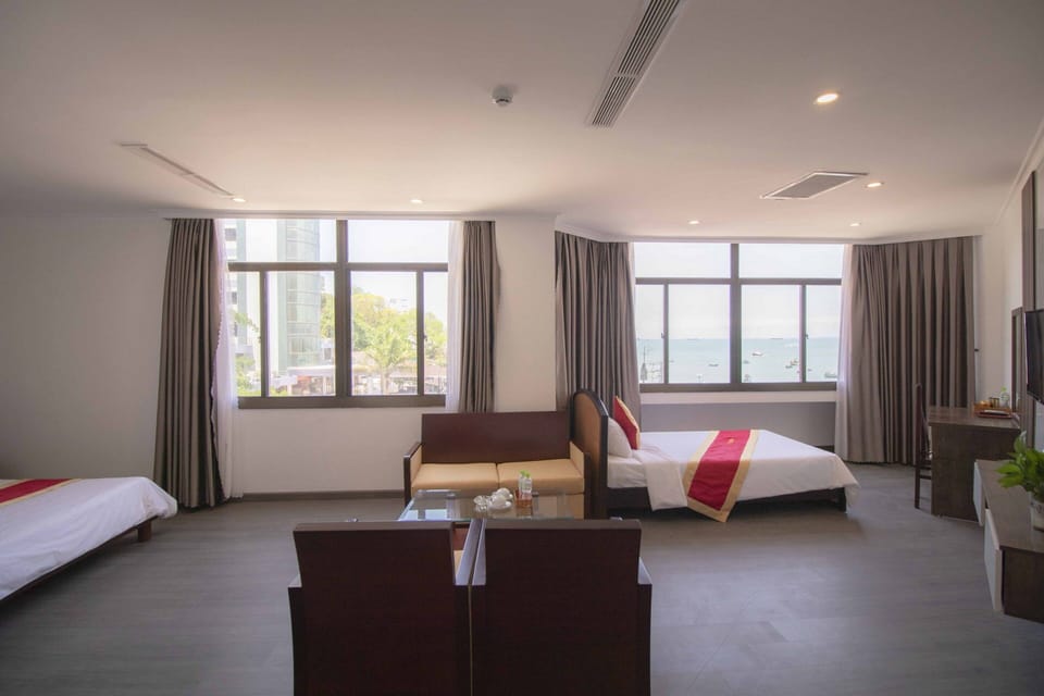 Luxury | Minibar, in-room safe, desk, blackout drapes