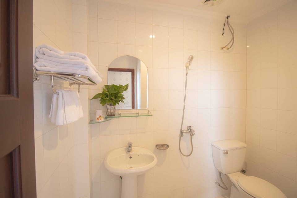 Standard Double Room, 1 Double Bed, Non Smoking, Pool Access | Bathroom | Combined shower/tub, rainfall showerhead, free toiletries, hair dryer