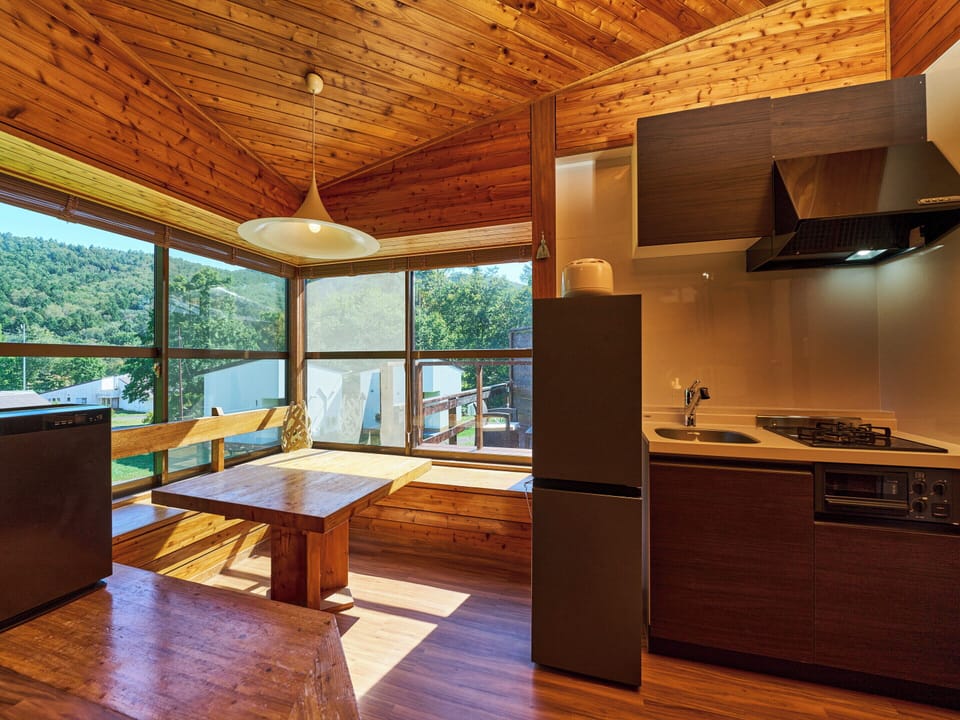 [Cabin] Non-Smoking | Living area | 20-inch flat-screen TV with digital channels