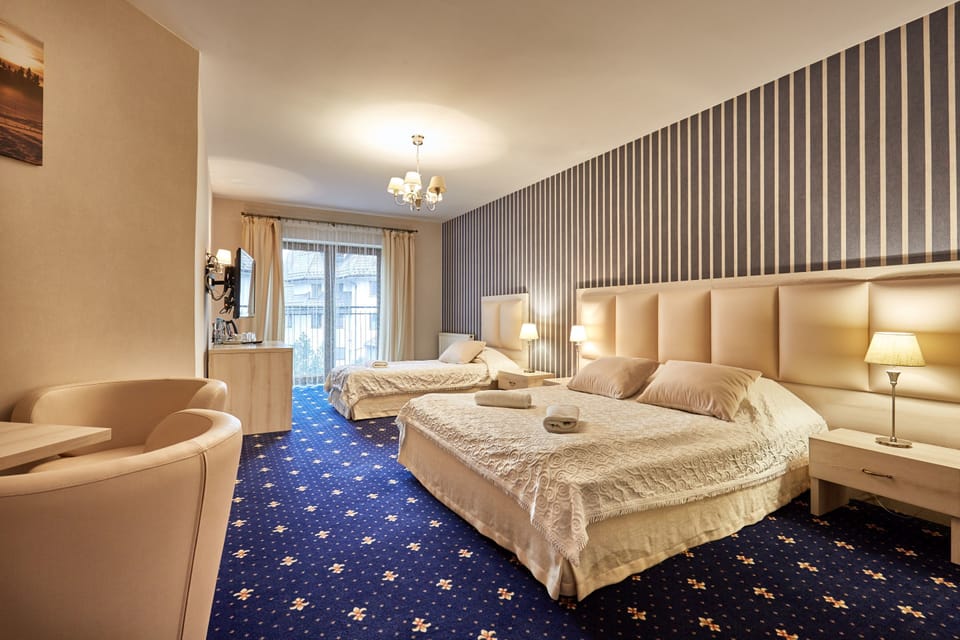 Triple Room | Desk, iron/ironing board, cribs/infant beds, free WiFi
