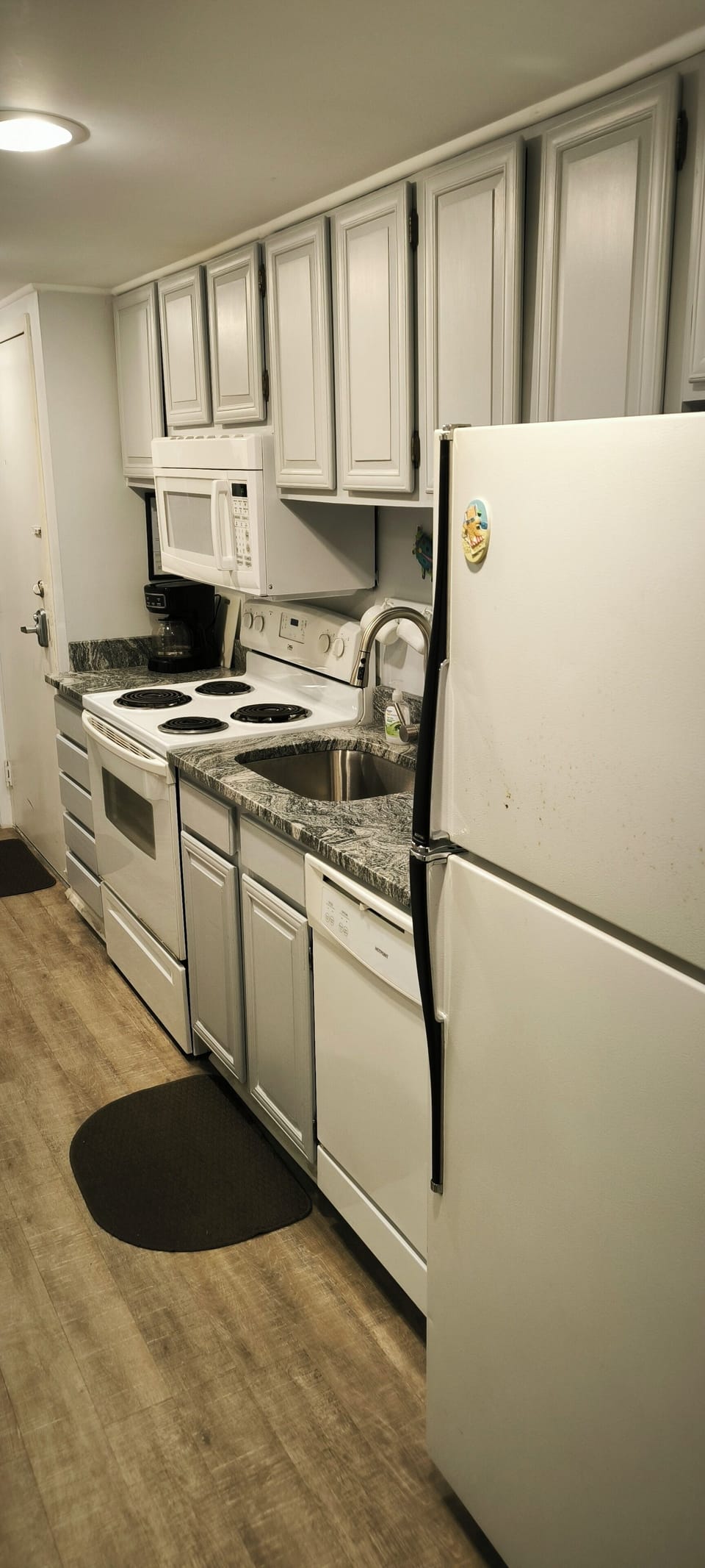 Kitchen with Full-Size Appliances