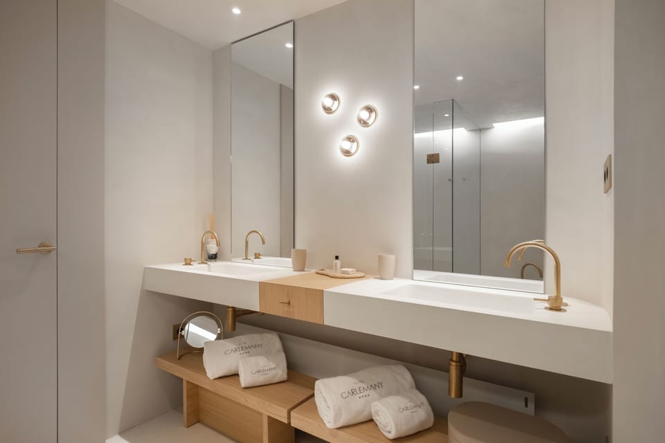 Deluxe Suite | Bathroom | Combined shower/tub, designer toiletries, hair dryer, bidet