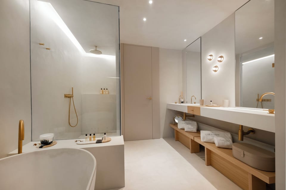 Deluxe Suite | Bathroom | Combined shower/tub, designer toiletries, hair dryer, bidet
