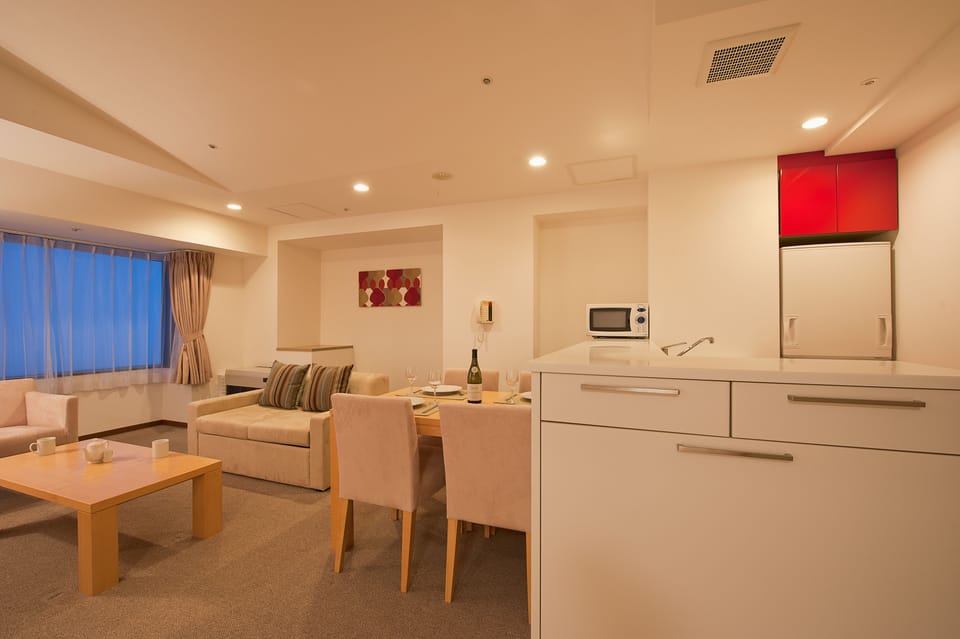 Premium Suite | Premium bedding, down comforters, in-room safe, soundproofing
