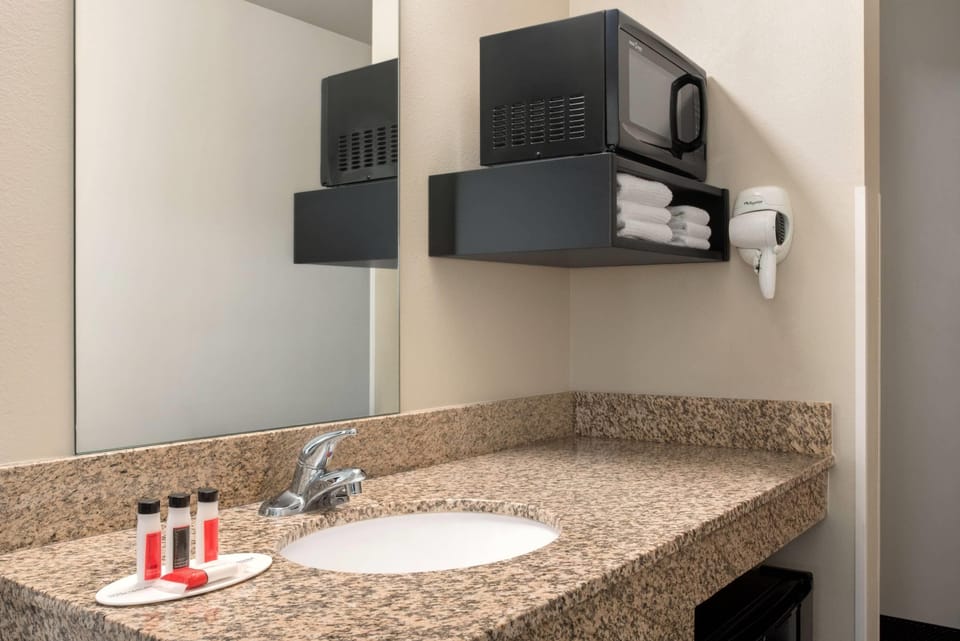 Combined shower/tub, free toiletries, hair dryer, towels