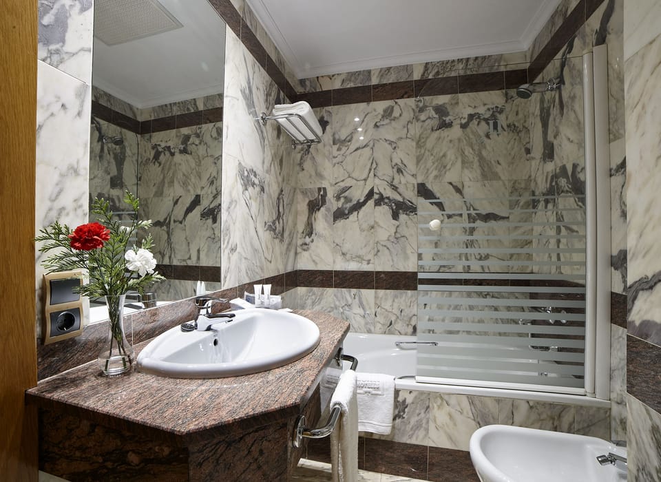 Single Room | Bathroom | Bathtub, free toiletries, hair dryer, bidet