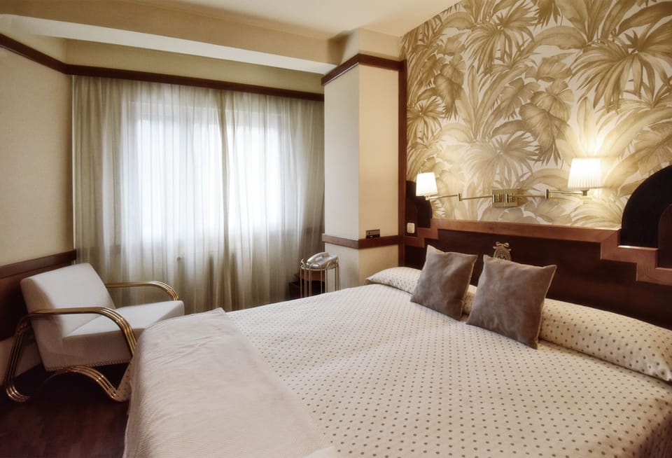 Double Room | Minibar, in-room safe, desk, free cribs/infant beds