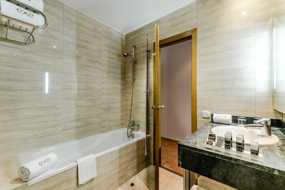 Combined shower/tub, eco-friendly toiletries, hair dryer, bidet