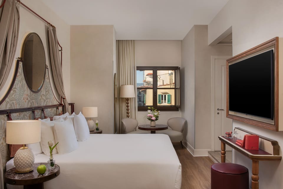 Deluxe Room (Grand) | Minibar, in-room safe, individually decorated, desk