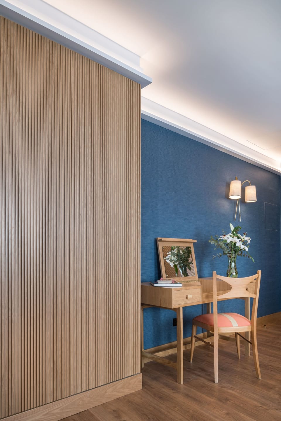 Junior Suite | Minibar, in-room safe, individually decorated, desk