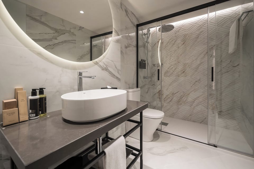Shower, rainfall showerhead, free toiletries, hair dryer