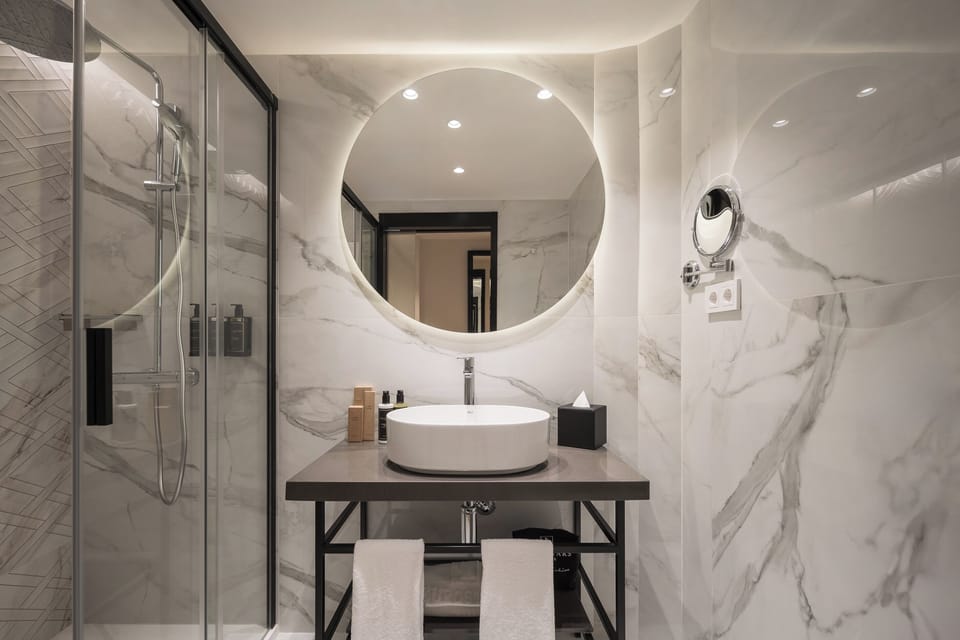 Shower, rainfall showerhead, free toiletries, hair dryer