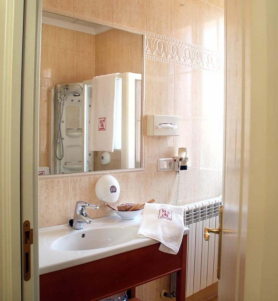 Double Room | Bathroom | Deep soaking tub, free toiletries, hair dryer, bidet