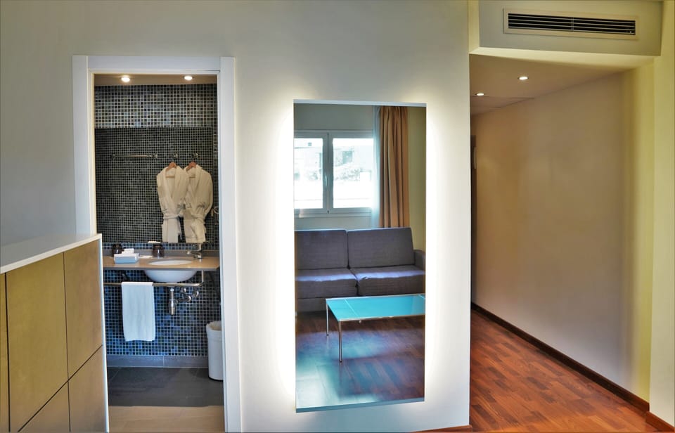 Deep soaking tub, free toiletries, hair dryer, towels