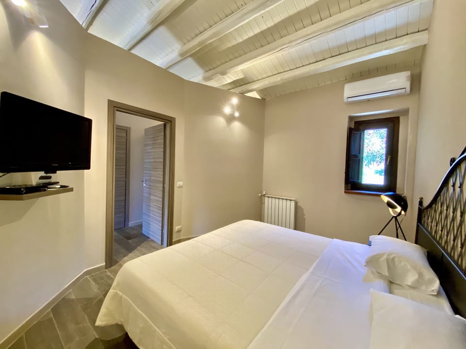 Superior Double Room | Down comforters, minibar, individually furnished, desk