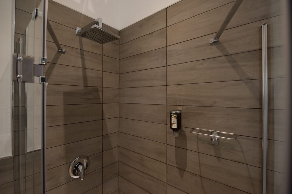 Superior Double Room | Bathroom shower