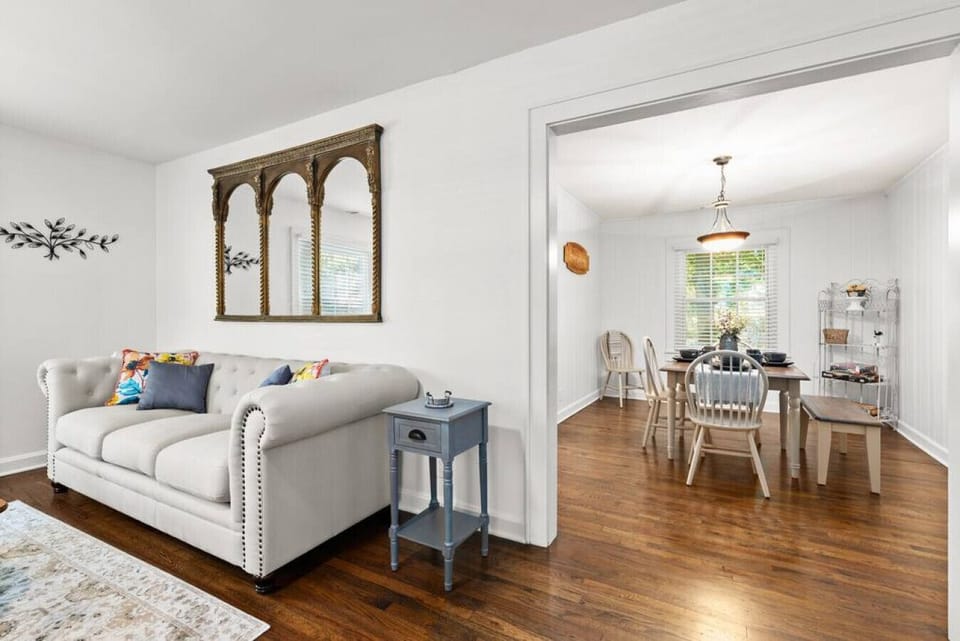 Welcome to our bright & cheerful home - we can’t wait to have you! ☀️