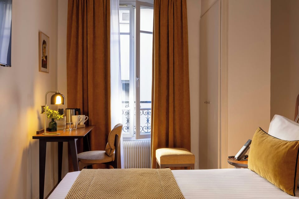 Chambre Double Cozy | In-room safe, desk, blackout drapes, iron/ironing board