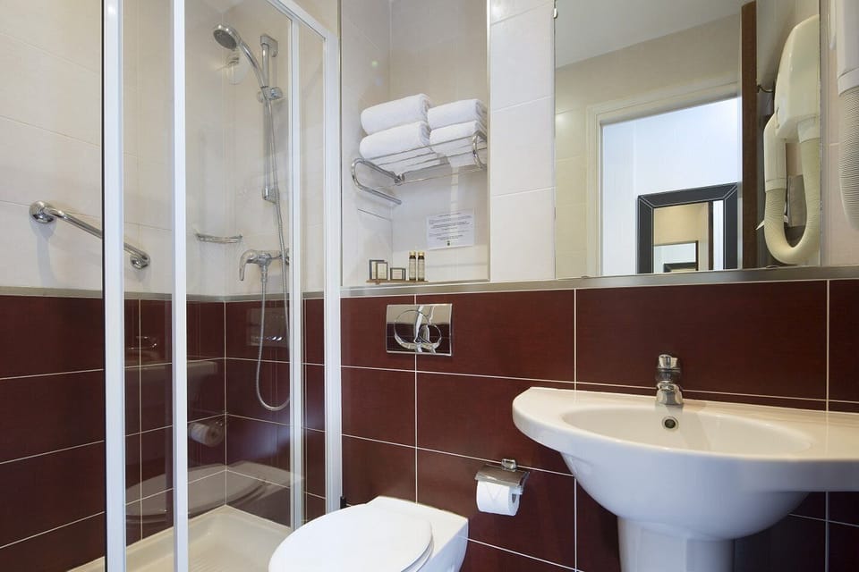 Comfort Double Room | Bathroom | Combined shower/tub, designer toiletries, hair dryer, bidet