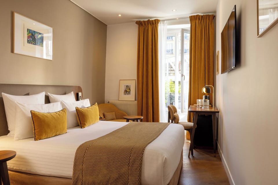 Comfort Double Room | In-room safe, desk, blackout drapes, iron/ironing board