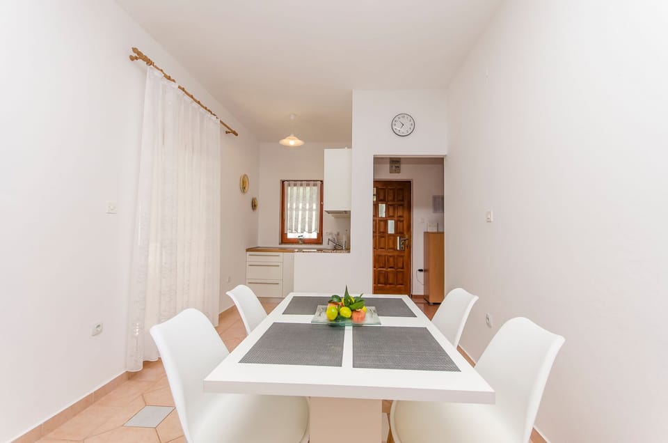 Apartment (A1) | Dining