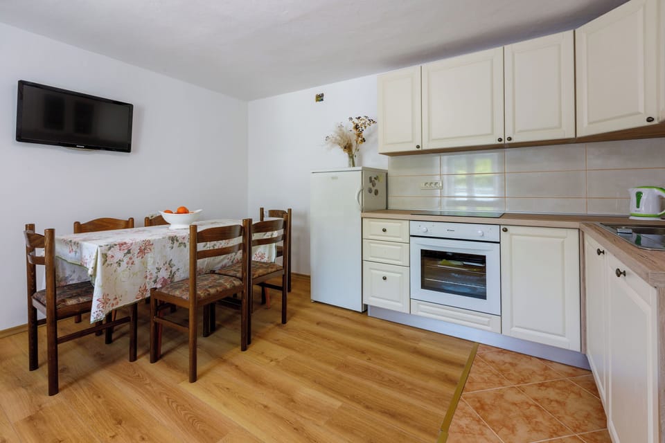 House | Private kitchen | Fridge, microwave, oven, stovetop