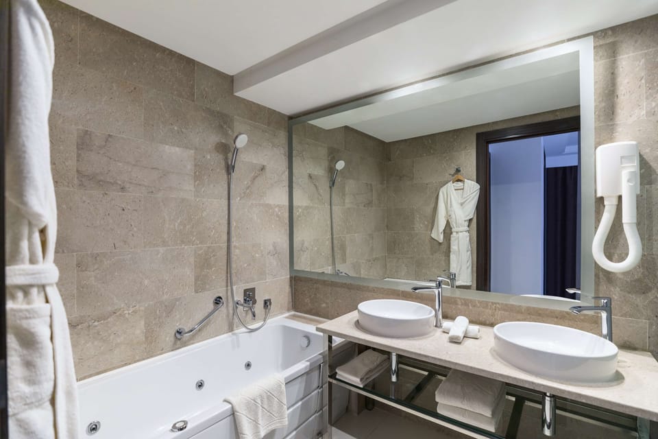 Rainfall showerhead, free toiletries, hair dryer, slippers