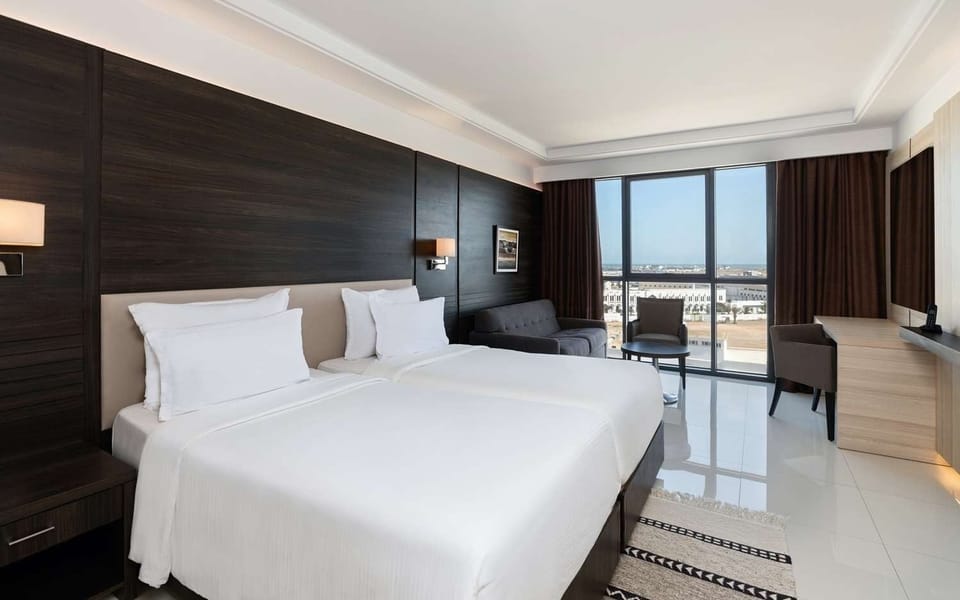 Minibar, desk, laptop workspace, free WiFi