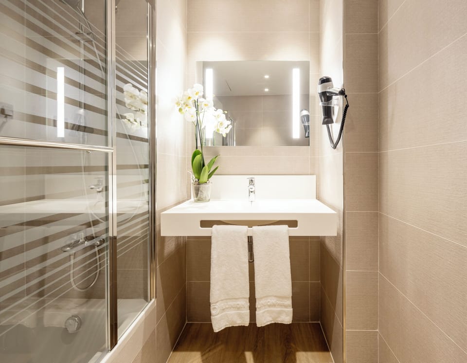 Junior Suite | Bathroom | Eco-friendly toiletries, hair dryer, bidet, towels