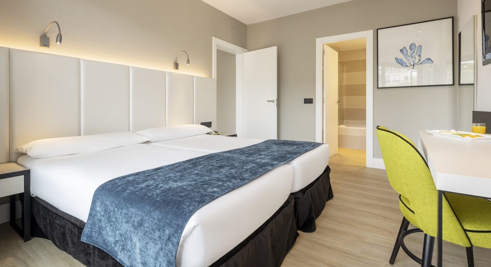 Junior Suite | Minibar, in-room safe, desk, laptop workspace