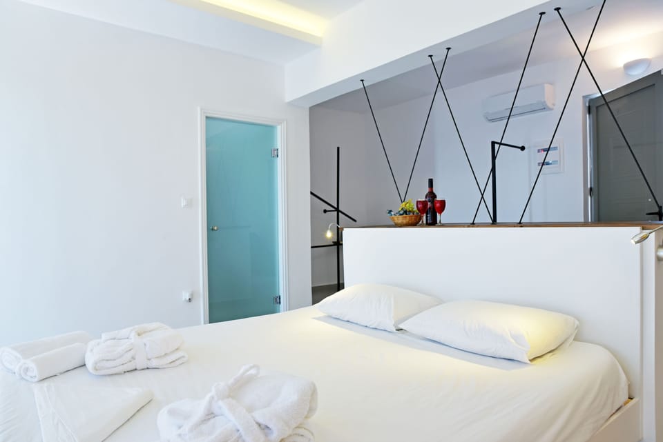 Superior Suite, Sea View | In-room safe, desk, soundproofing, free WiFi