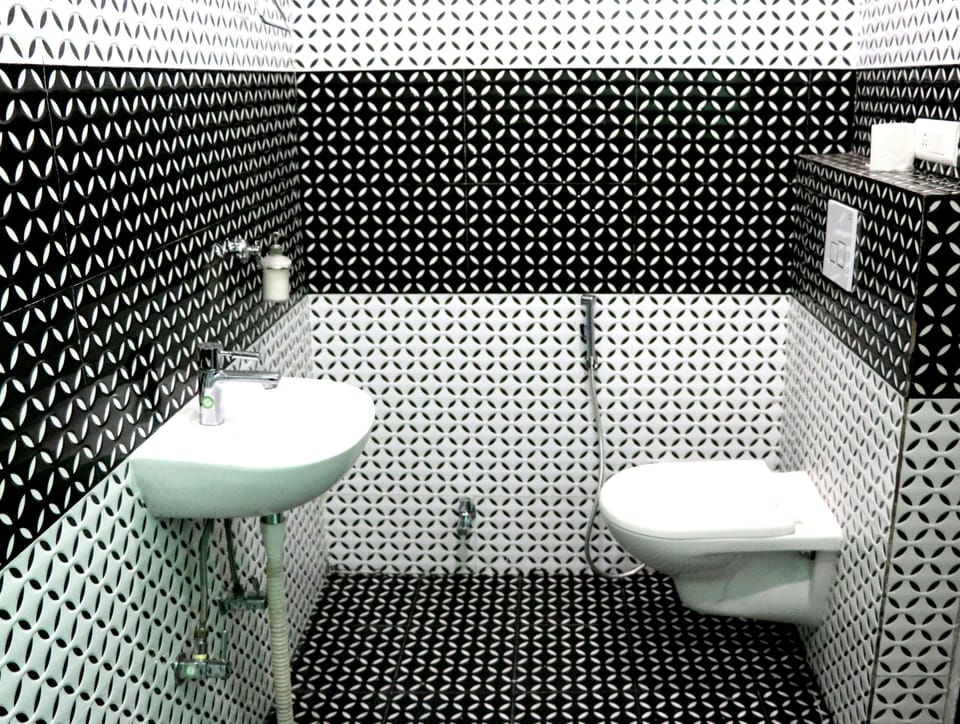 Shower, free toiletries, towels