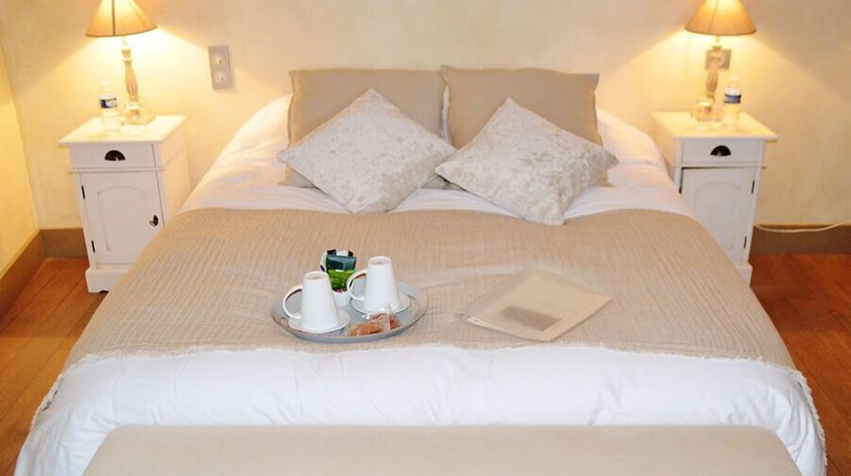 Superior Double Room | Desk, blackout drapes, soundproofing, WiFi (free)