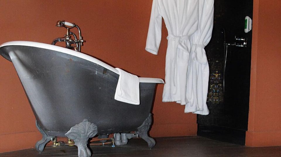 Suite | Deep soaking bathtub