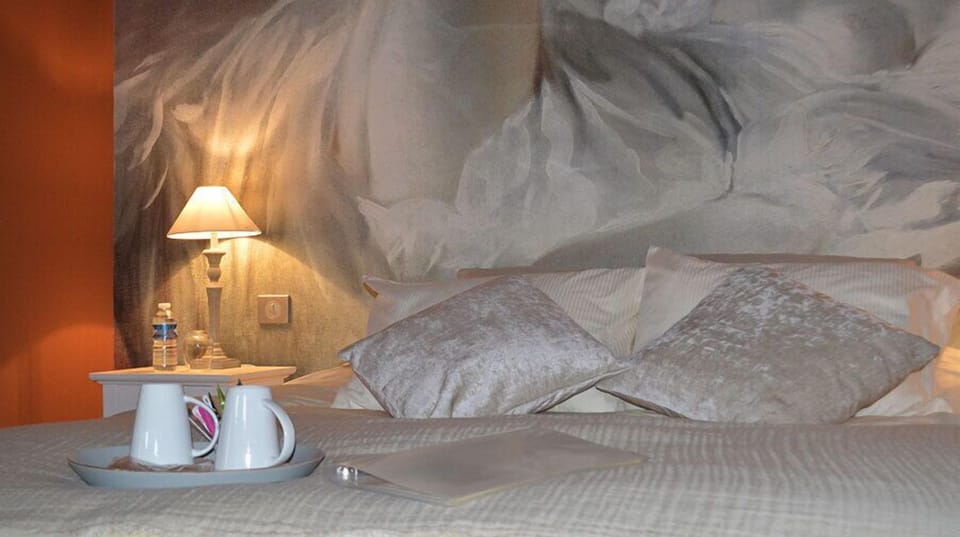 Suite | Desk, blackout drapes, soundproofing, WiFi (free)