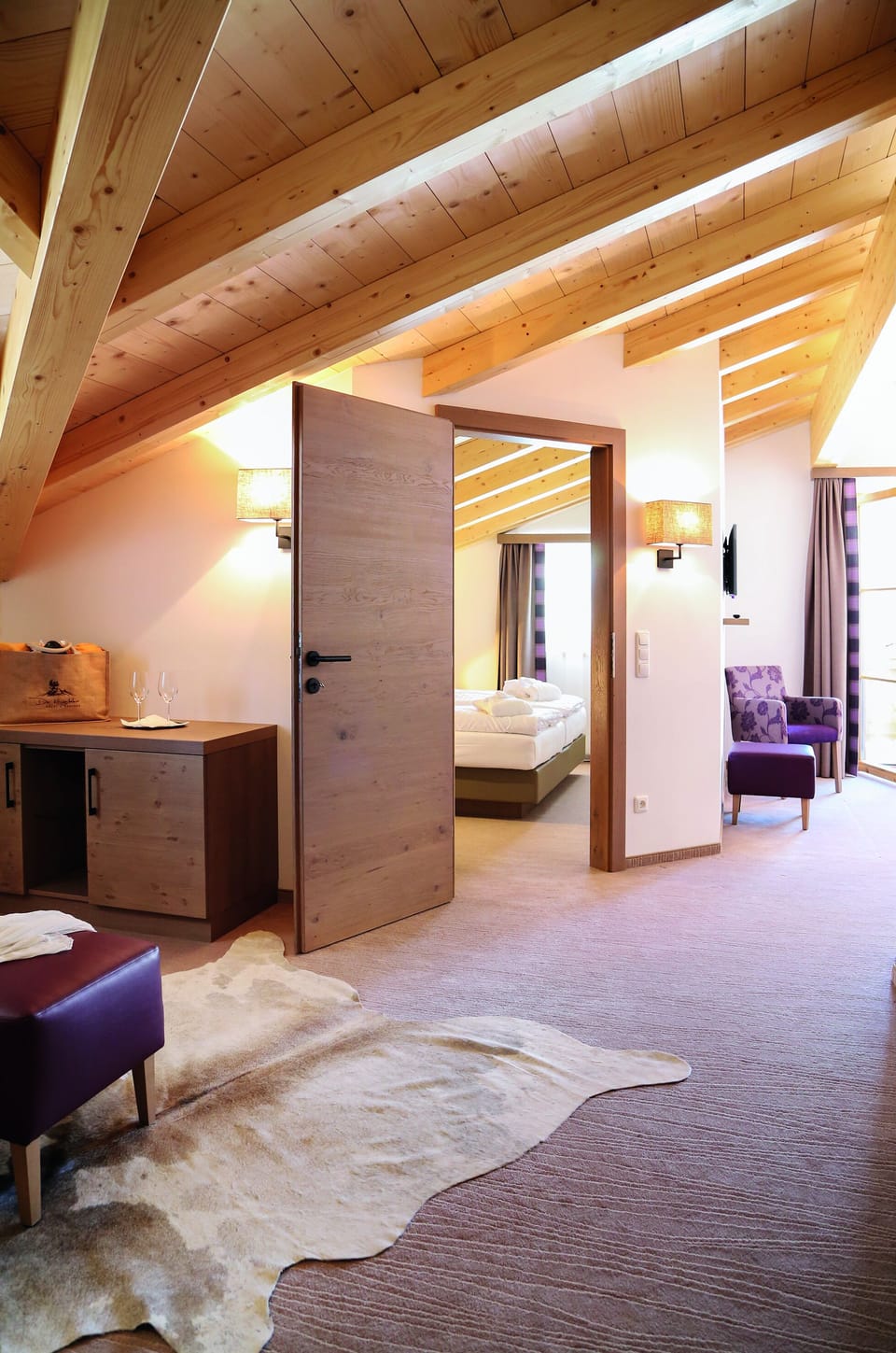 Suite, Balcony | Living area | 99-cm flat-screen TV with satellite channels, TV, heated floors