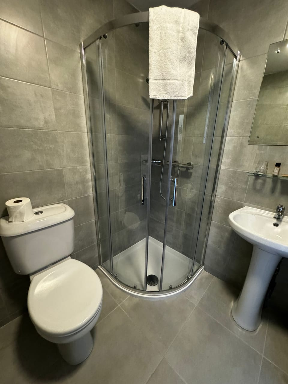 Standard Double Room, 1 Double Bed, Ensuite | Bathroom | Shower, free toiletries, hair dryer, towels