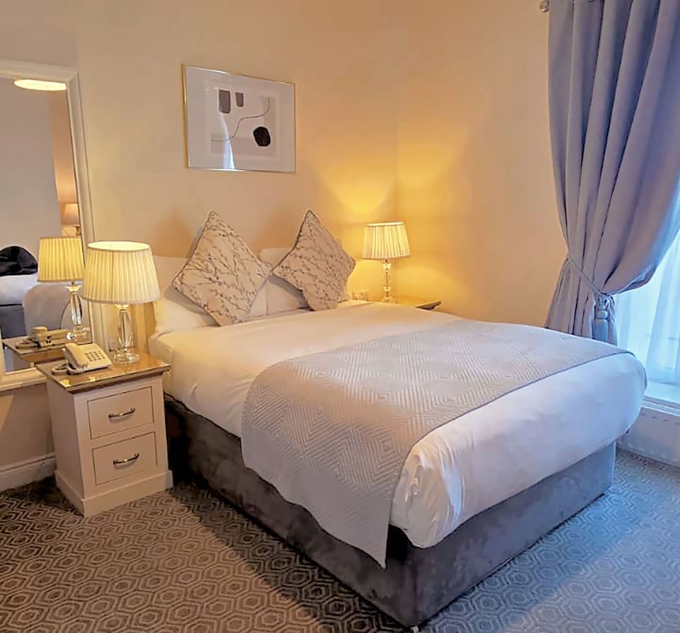 Premium bedding, down comforters, in-room safe, desk