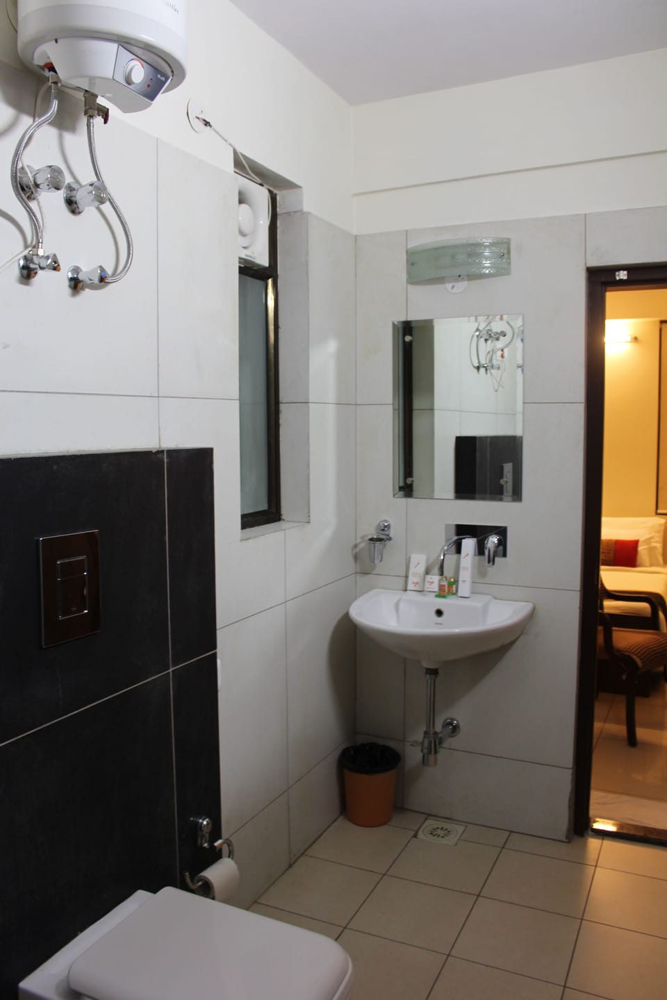 Shower, rainfall showerhead, free toiletries, towels
