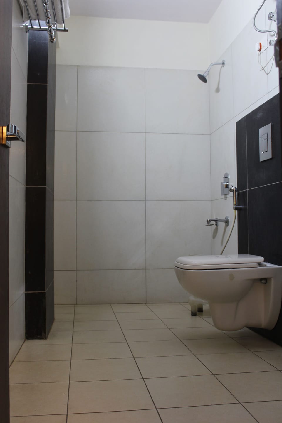 Shower, rainfall showerhead, free toiletries, towels