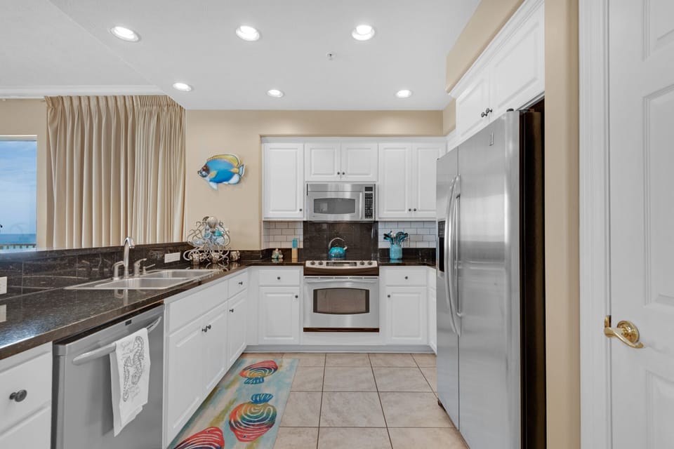 Condo, Multiple Beds, Pool Access, Ocean View | Private kitchen | Fridge, microwave, oven, stovetop